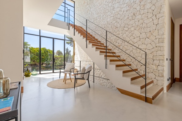 Modern luxury villa with sea views and state-of-the-art facilities image 4