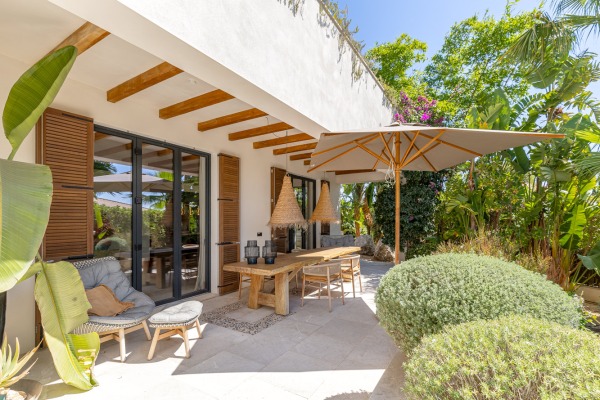 Modern luxury villa with sea views and state-of-the-art facilities image 8