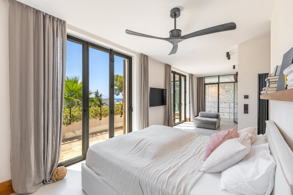 Modern luxury villa with sea views and state-of-the-art facilities image 9