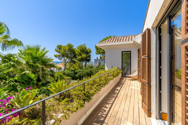 Modern luxury villa with sea views and state-of-the-art facilities image 12