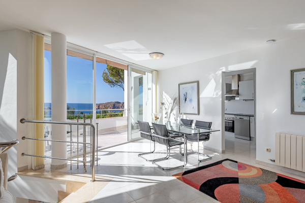 Exceptional architect's villa with wonderful sea views image 4