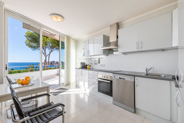 Exceptional architect's villa with wonderful sea views image 5