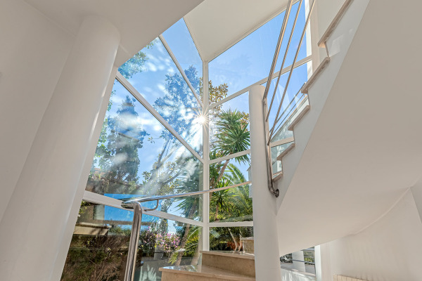 Exceptional architect's villa with wonderful sea views image 6