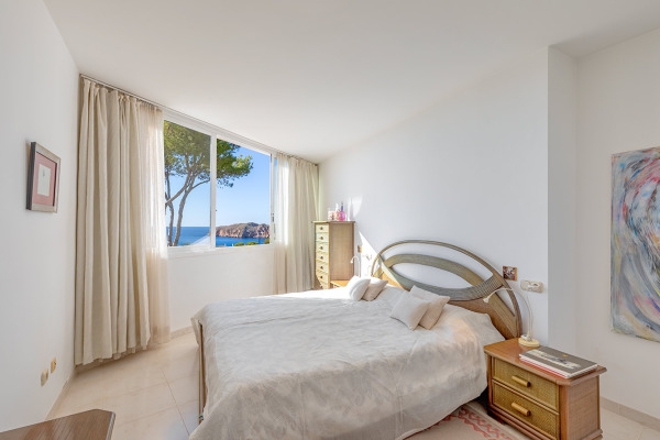 Exceptional architect's villa with wonderful sea views image 8