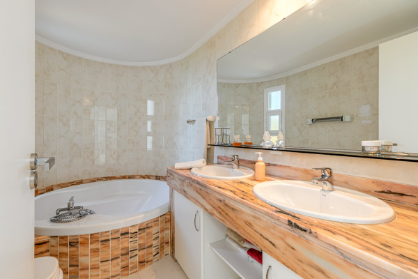 Exceptional architect's villa with wonderful sea views image 9