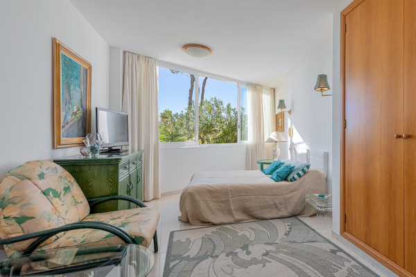 Exceptional architect's villa with wonderful sea views image 12