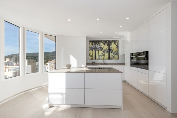 Completely renovated penthouse with stunning sea views image 4