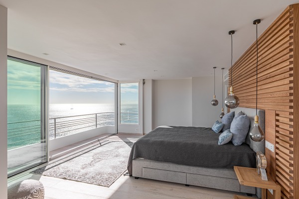 Completely renovated penthouse with stunning sea views image 5