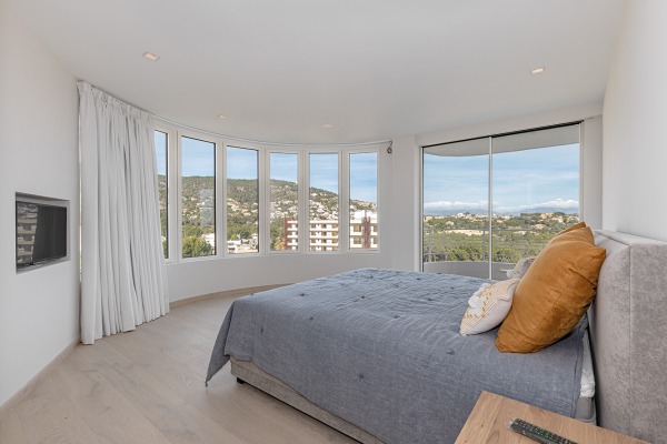 Completely renovated penthouse with stunning sea views image 7