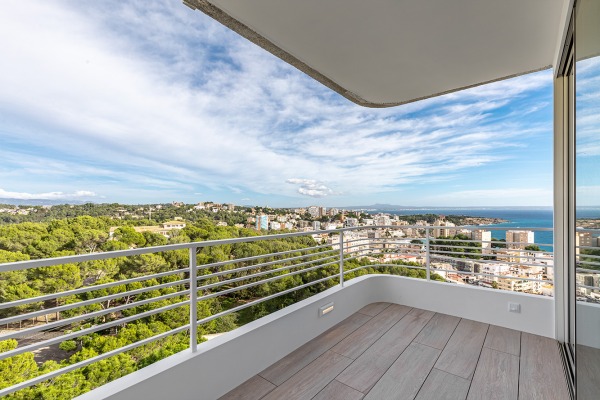 Completely renovated penthouse with stunning sea views image 10