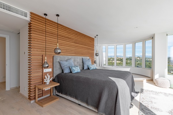 Completely renovated penthouse with stunning sea views image 12