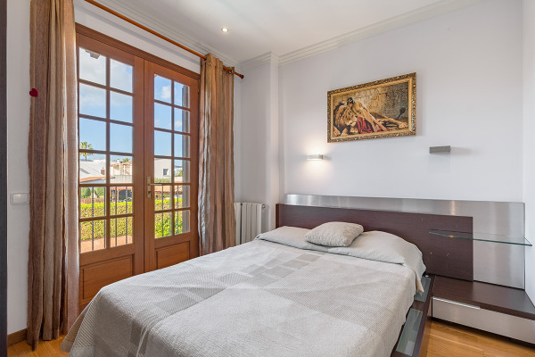 Mediterranean terraced house near the harbor in Portocolom image 8