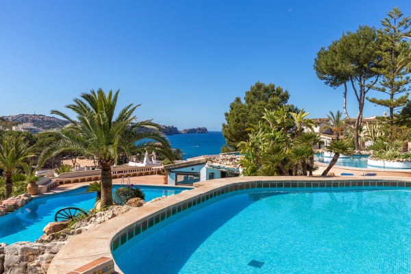 Sea view apartment in an exclusive residence with direct beach access