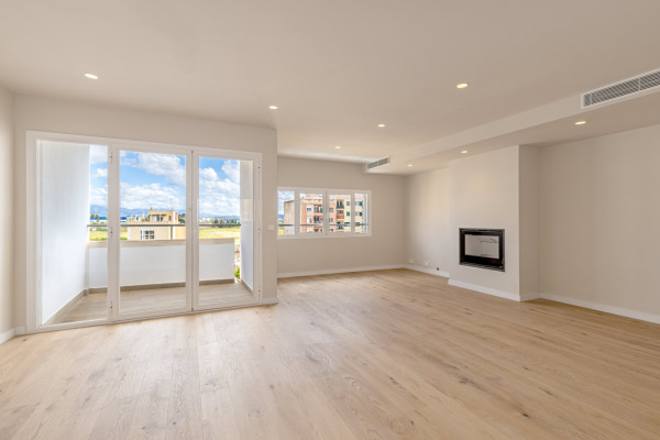 Completely modernised apartment in a popular location in El Molinar / Portixol image 3