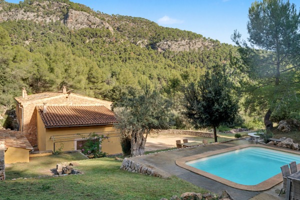Authentic finca with lots of potential in the mountains near Santa Maria