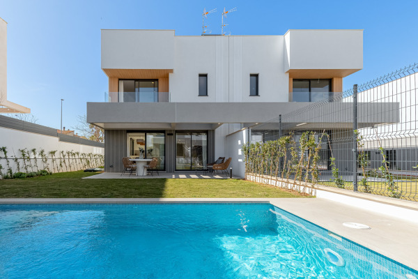 New semi-detached houses with private pool and partial sea views image 3