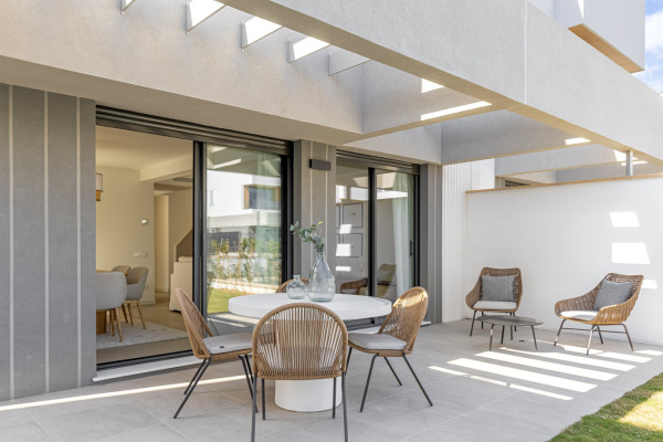 New semi-detached houses with private pool and partial sea views image 4