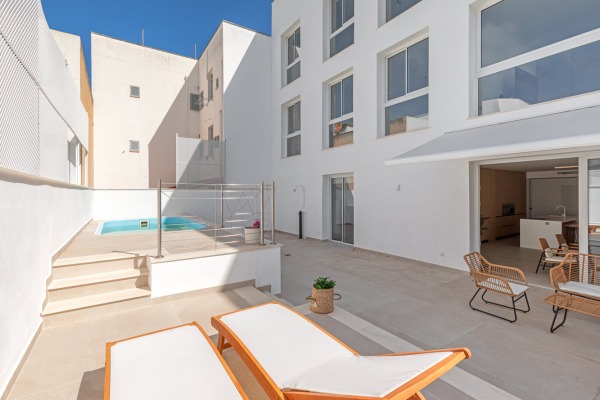 Like-new apartment with a private pool available for long-term rent