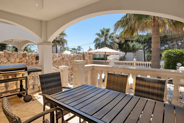 Semi-detached house with two residential units and shared pool image 5