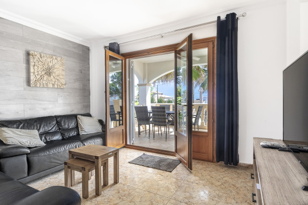 Semi-detached house with two residential units and shared pool image 6