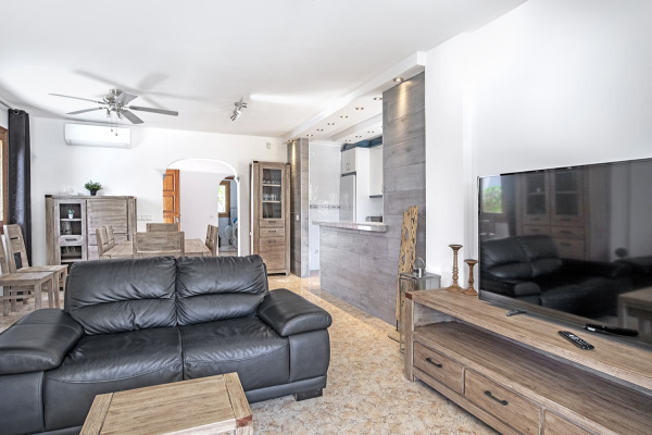 Semi-detached house with two residential units and shared pool image 7