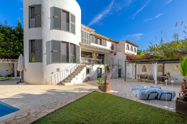 Semi-detached house with holiday rental license and partial sea views