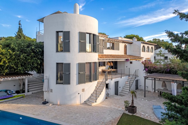 Semi-detached house with holiday rental license and partial sea views image 2