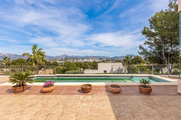 Exceptional villa with beautiful panoramic views in Santa Ponsa image 2