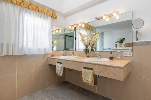 Exceptional villa with beautiful panoramic views in Santa Ponsa image 9