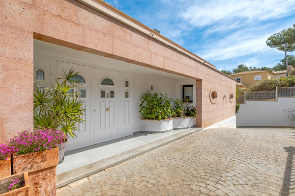 Exceptional villa with beautiful panoramic views in Santa Ponsa image 12