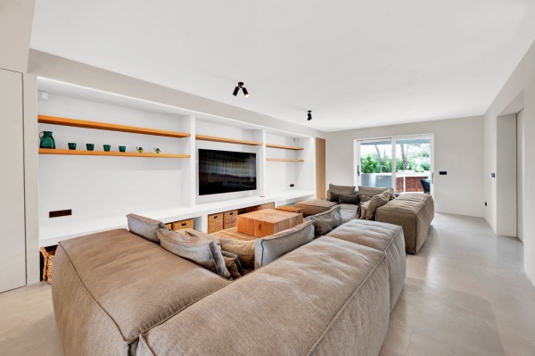 Renovated apartment in an exclusive residential complex right by the sea image 5