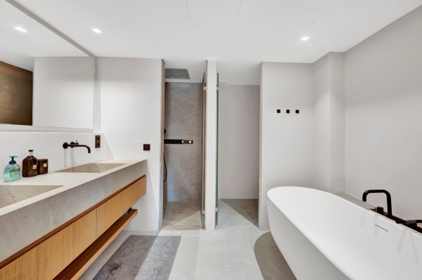 Renovated apartment in an exclusive residential complex right by the sea image 11