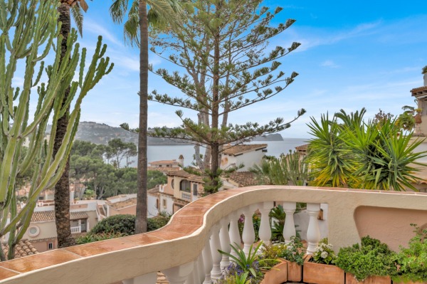 Renovated apartment in an exclusive residential complex right by the sea image 12