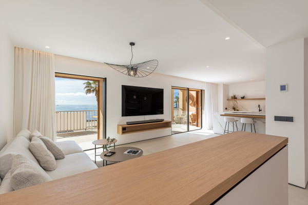 Modern, completely renovated frontline apartment in Portixol image 4