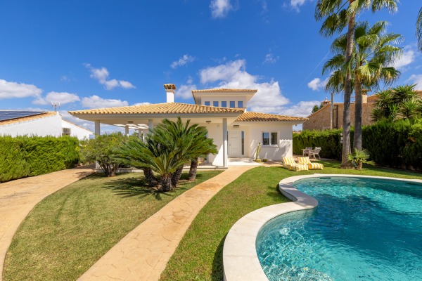 High-quality renovated villa in second sea line of Sa Torre