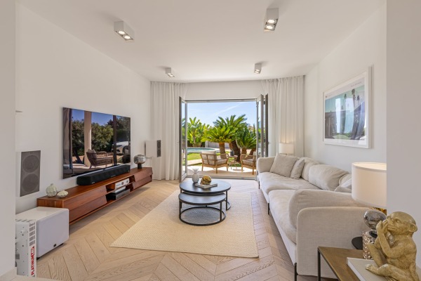 High-quality renovated villa in second sea line of Sa Torre image 4