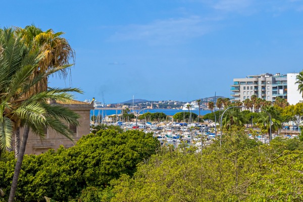 Light apartment with a view of the harbor in an attractive corner location