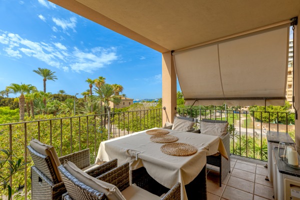 Light apartment with a view of the harbor in an attractive corner location image 2