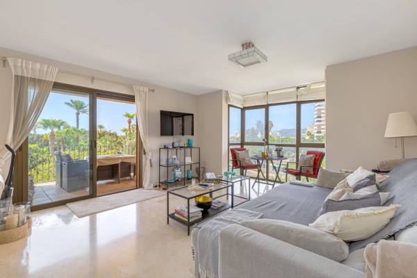 Light apartment with a view of the harbor in an attractive corner location image 3