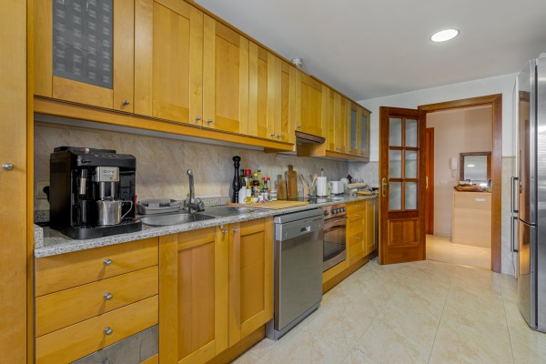 Light apartment with a view of the harbor in an attractive corner location image 6