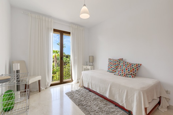 Light apartment with a view of the harbor in an attractive corner location image 12