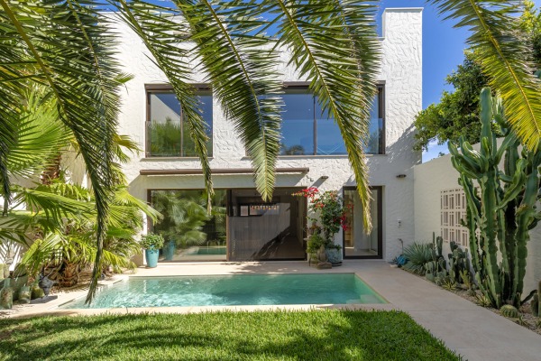 Semi-detached house with a lovingly landscaped garden and plenty of privacy