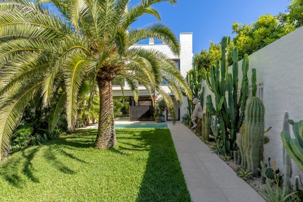 Semi-detached house with a lovingly landscaped garden and plenty of privacy image 4