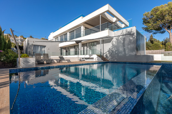 Exceptional designer villa with sea views in a prominent residential area image 3