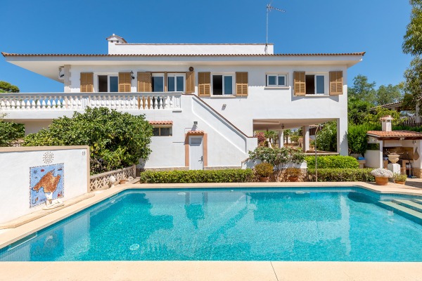 Mediterranean-style villa for renovation in Santa Ponsa