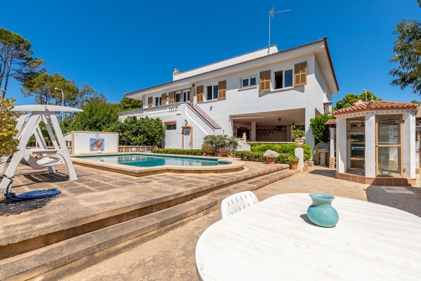 Mediterranean-style villa for renovation in Santa Ponsa image 2