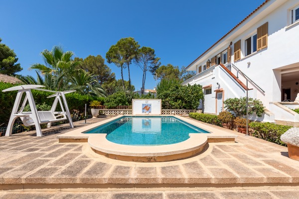 Mediterranean-style villa for renovation in Santa Ponsa image 3