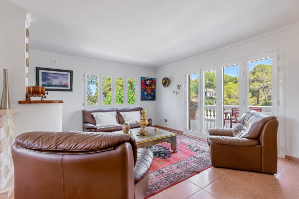 Mediterranean-style villa for renovation in Santa Ponsa image 4