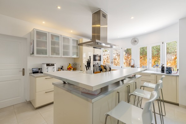 Mediterranean villa with stunning panoramic views and plenty of privacy image 9