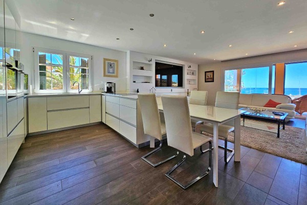 Sea view apartment in a beautiful location right on the Port Adriano marina image 3